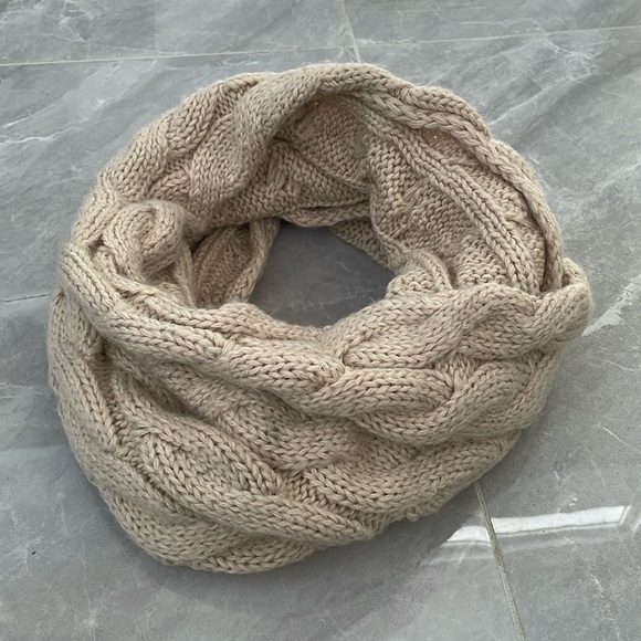 Accessories - Women's Cable Knitted Infinity Scarf
